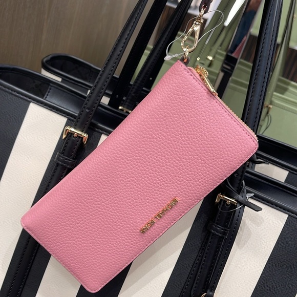 MICHAEL KORS JST
Leather Continental Wristlet Phone Case Wallet
Carnation
NWT - Picture 7 of 16